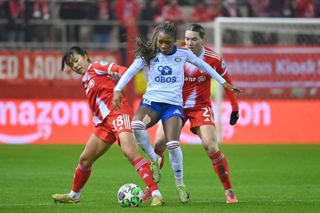 v.li:Momoko TANIKAWA (FCB), Mawa SESAY (Valerenga), Vanessa GILLES (FCB), Aktion,Zweikampf. FC Bayern Muenchen - Valerenga Oslo Fussball Champions League der Frauen am 17.12.2025 FC Bayern Campus.