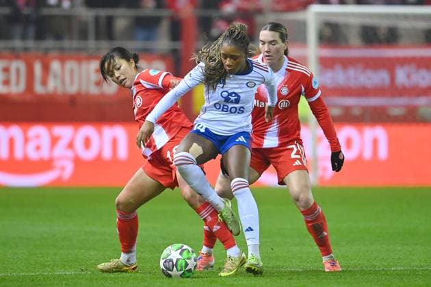 v.li:Momoko TANIKAWA (FCB), Mawa SESAY (Valerenga), Vanessa GILLES (FCB), Aktion,Zweikampf. FC Bayern Muenchen - Valerenga Oslo Fussball Champions League der Frauen am 17.12.2025 FC Bayern Campus.