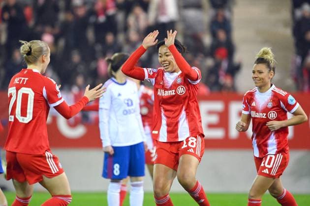 Torjubel Momoko TANIKAWA (FCB) nach Tor zum 1-0 mit li.Franziska KETT (FCB), re:Linda DALLMANN (FCB) Jubel,Freude,Begeisterung,Aktion. FC Bayern Muenchen - Valerenga Oslo Fussball Champions League der Frauen am 17.12.2025 FC Bayern Campus.