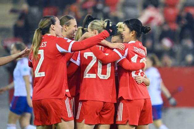 kollektiver Torjubel um Momoko TANIKAWA (FCB) nach Tor zum 1-0 mit Vanessa GILLES (FCB), Klara BUEHL (FCB), Franziska KETT (FCB), Jubel,Freude,Begeisterung,Aktion. FC Bayern Muenchen - Valerenga Oslo Fussball Champions League der Frauen am 17.12.2025 FC Bayern Campus.