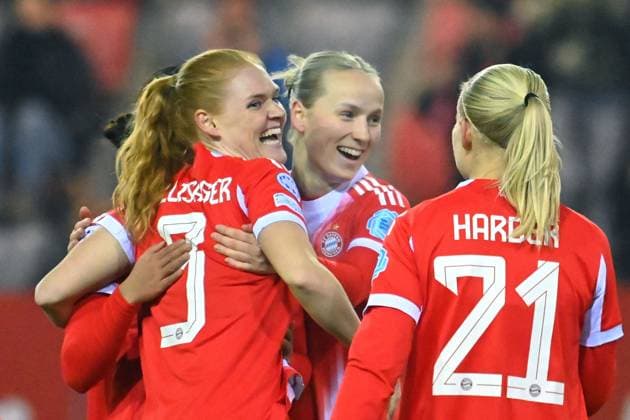 Torjubel Stine BALLISAGER (FCB,3) mit Franziska KETT (FCB) und Pernile HARDER (FCB), nach Tor zum 2-0, Jubel,Freude,Begeisterung,Aktion. FC Bayern Muenchen - Valerenga Oslo Fussball Champions League der Frauen am 17.12.2025 FC Bayern Campus.
