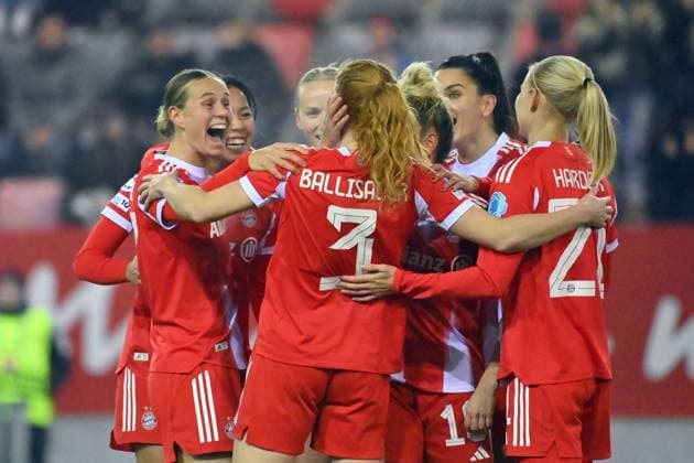 kollektiver Torjubel um Stine BALLISAGER (FCB) nach Tor zum 2-0 mit li:Klara BUEHL (FCB),Momoko TANIKAWA (FCB), re:Jovana DAMNJANOVIC (FCB), Pernile HARDER (FCB). Jubel,Freude,Begeisterung,Aktion. FC Bayern Muenchen - Valerenga Oslo Fussball Champions League der Frauen am 17.12.2025 FC Bayern Campus.