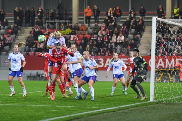 Sara Horte (2 Valerenga) klärt mit dem Kopf beim UEFA Womens Champions League Spiel FC Bayern München - Valerenga IF am 17.12.2025. München FC Bayern Campus Bayern Deutschland