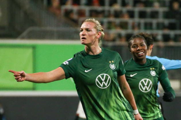 17.12.2025, xgrfx, Fussball UEFA WomenÂ s Champions League, VfL Wolfsburg - FC Chelsea v.l. Tor, Alexandra Popp (VfL Wolfsburg) (DFL DFB REGULATIONS PROHIBIT ANY USE OF PHOTOGRAPHS as IMAGE SEQUENCES and or QUASI-VIDEO) Wolfsburg