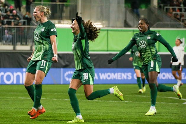 17.12.2025, xgrfx, Fussball UEFA WomenÂ s Champions League, VfL Wolfsburg - FC Chelsea v.l. Tor, Alexandra Popp (VfL Wolfsburg) (DFL DFB REGULATIONS PROHIBIT ANY USE OF PHOTOGRAPHS as IMAGE SEQUENCES and or QUASI-VIDEO) Wolfsburg