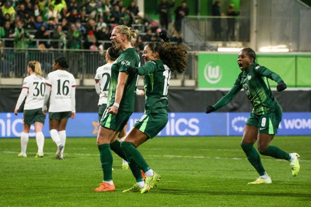 17.12.2025, xgrfx, Fussball UEFA WomenÂ s Champions League, VfL Wolfsburg - FC Chelsea v.l. Tor, Alexandra Popp (VfL Wolfsburg) (DFL DFB REGULATIONS PROHIBIT ANY USE OF PHOTOGRAPHS as IMAGE SEQUENCES and or QUASI-VIDEO) Wolfsburg