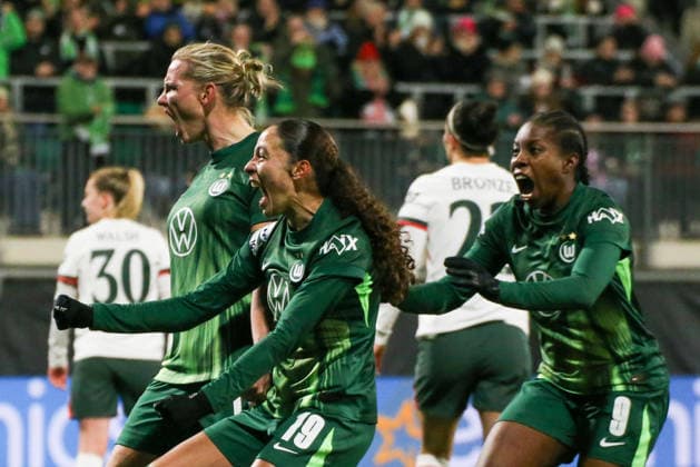 17.12.2025, xgrfx, Fussball UEFA WomenÂ s Champions League, VfL Wolfsburg - FC Chelsea v.l. Tor, Alexandra Popp (VfL Wolfsburg) (DFL DFB REGULATIONS PROHIBIT ANY USE OF PHOTOGRAPHS as IMAGE SEQUENCES and or QUASI-VIDEO) Wolfsburg