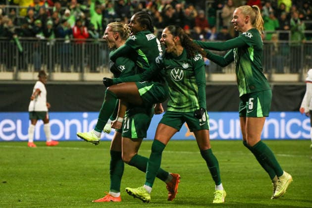17.12.2025, xgrfx, Fussball UEFA WomenÂ s Champions League, VfL Wolfsburg - FC Chelsea v.l. Tor, Alexandra Popp (VfL Wolfsburg) (DFL DFB REGULATIONS PROHIBIT ANY USE OF PHOTOGRAPHS as IMAGE SEQUENCES and or QUASI-VIDEO) Wolfsburg