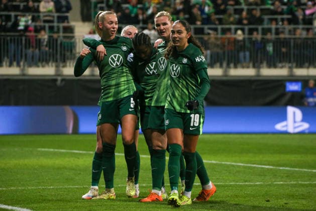 17.12.2025, xgrfx, Fussball UEFA WomenÂ s Champions League, VfL Wolfsburg - FC Chelsea v.l. Tor, Alexandra Popp (VfL Wolfsburg) (DFL DFB REGULATIONS PROHIBIT ANY USE OF PHOTOGRAPHS as IMAGE SEQUENCES and or QUASI-VIDEO) Wolfsburg