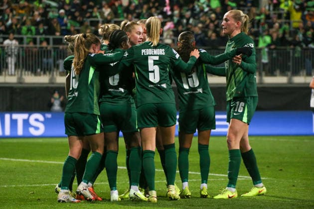 17.12.2025, xgrfx, Fussball UEFA WomenÂ s Champions League, VfL Wolfsburg - FC Chelsea v.l. Tor, Alexandra Popp (VfL Wolfsburg) (DFL DFB REGULATIONS PROHIBIT ANY USE OF PHOTOGRAPHS as IMAGE SEQUENCES and or QUASI-VIDEO) Wolfsburg