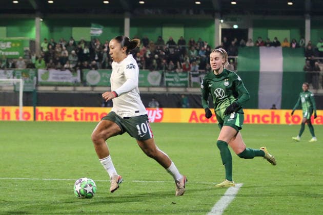 17.12.2025 Fußball Frauen 2025 2026 UEFA Womens Champions League 6. Spieltag VfL Wolfsburg - Chelsea FC AOK Stadion Wolfsburg Lauren James (Chelsea, 10, weiß) am Ball. Janina Minge (Wolfsburg, 6, grün) verfolgt sie. Wolfsburg Niedersachsen Deutschland