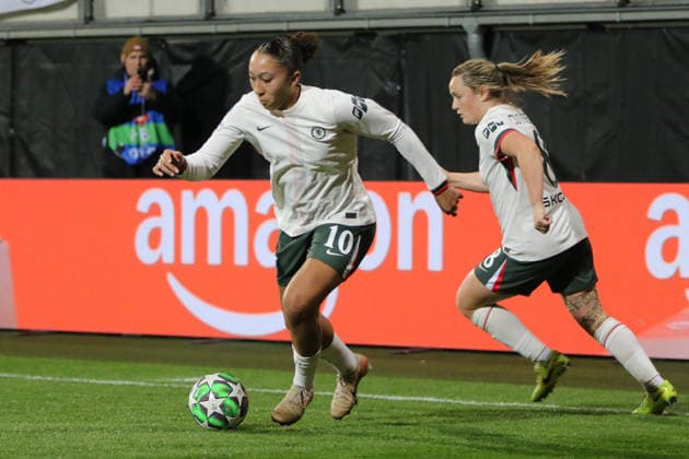 17.12.2025 Fußball Frauen 2025 2026 UEFA Womens Champions League 6. Spieltag VfL Wolfsburg - Chelsea FC AOK Stadion Wolfsburg Lauren James (Chelsea, 10, weiß) am Ball. Im Hintergrund läuft Erin Cuthbert (Chelsea, 8, weiß). Wolfsburg Niedersachsen Deutschland