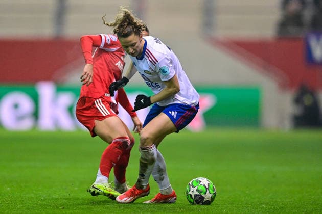 v.li.: Klara BUEHL (FC Bayern, FCB, 17) Skinnes HANSEN (Valerenga, 25) im Zweikampf, Duell, duel, tackle, Dynamik, Action, Aktion, 17.12.2025, München (Deutschland), Fussball, UEFA Womens Champions League, Ligaphase 6. Spieltag, FC Bayern München - Valerenga IF