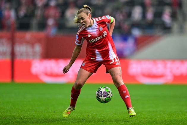 Georgia STANWAY (FC Bayern, FCB, 31) am Ball, Freisteller, Ganzkörper, Einzelbild, Aktion, Action, 17.12.2025, München (Deutschland), Fussball, UEFA Womens Champions League, Ligaphase 6. Spieltag, FC Bayern München - Valerenga IF