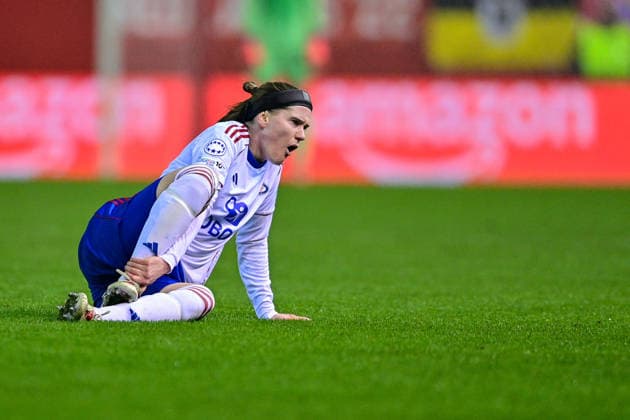 Linn VICKIUS (Valerenga, 8) am Boden liegend, mit Schmerzen nach einem Foul, racked with pain, verletzt, Verletzung, injured, sporting injury, Freisteller, Ganzkörper, Einzelbild, Aktion, Action, 17.12.2025, München (Deutschland), Fussball, UEFA Womens Champions League, Ligaphase 6. Spieltag, FC Bayern München - Valerenga IF