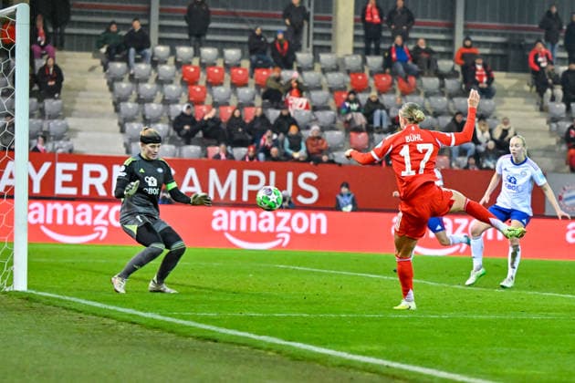 v.li.: Tove ENBLOM (Valerenga, 1) hält den Schuss von Klara BUEHL (FC Bayern, FCB, 17), 17.12.2025, München (Deutschland), Fussball, UEFA Womens Champions League, Ligaphase 6. Spieltag, FC Bayern München - Valerenga IF
