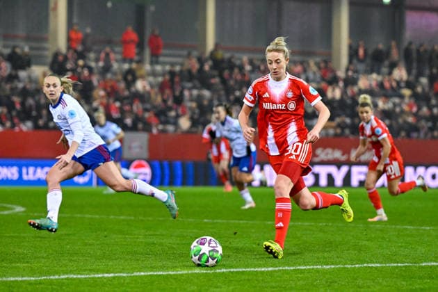 v.li.: Michaela KOVACS (Valerenga, 3) Carolin SIMON (FC Bayern, FCB, 30) am Ball, 17.12.2025, München (Deutschland), Fussball, UEFA Womens Champions League, Ligaphase 6. Spieltag, FC Bayern München - Valerenga IF
