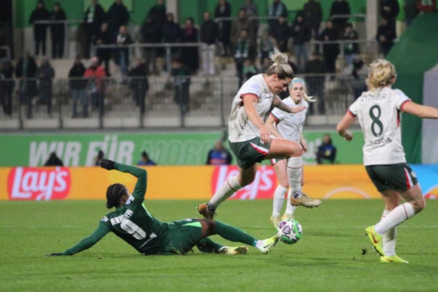 17.12.2025 Fußball Frauen 2025 2026 UEFA Womens Champions League 6. Spieltag VfL Wolfsburg - Chelsea FC AOK Stadion Wolfsburg Lineth Beerensteyn (Wolfsburg, 9, grün) mit einer Grätsche gegen Millie Bright (Chelsea, 4, weiß). Wolfsburg Niedersachsen Deutschland
