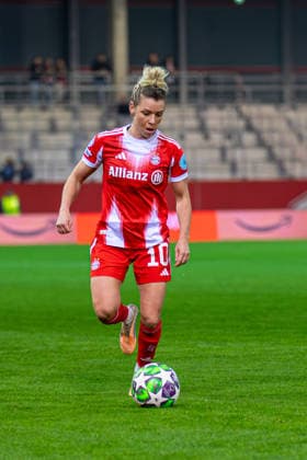 Linda Dallmann (10 FC Bayern) in Aktion beim UEFA Womens Champions League Spiel FC Bayern München - Valerenga IF am 17.12.2025. München FC Bayern Campus Bayern Deutschland