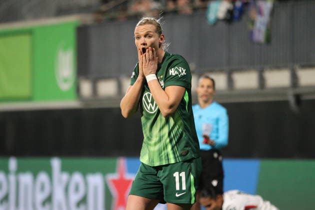 17.12.2025 Fußball Frauen 2025 2026 UEFA Womens Champions League 6. Spieltag VfL Wolfsburg - Chelsea FC AOK Stadion Wolfsburg Alexandra Popp (Wolfsburg, 11, grün) kann ein gegen sie gepfiffenes Foul nicht nachvollziehen. Wolfsburg Niedersachsen Deutschland