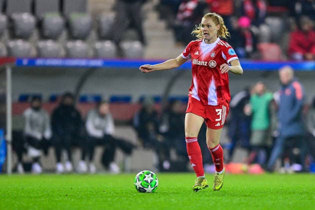 Stine Ballisager PEDERSEN (FC Bayern, FCB, 3) am Ball, Freisteller, Ganzkörper, Einzelbild, Aktion, Action, 17.12.2025, München (Deutschland), Fussball, UEFA Womens Champions League, Ligaphase 6. Spieltag, FC Bayern München - Valerenga IF