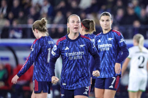 251217 UWCL OH Leuven vs Arsenal Beth Mead (9) of Arsenal greeting the supporters after scoring a goal (0-2) during the soccer match between OH Leuven (BEL) and Arsenal (ENG), league phase match day 6, 2025-2026 season of UEFA Womens Champions League , on Wednesday 17 December 2025 in LEUVEN , Belgium . PHOTO SPORTPIX Sevil Oktem LEUVEN Belgium  Copyright: xSevilxOktemx SOK-1134