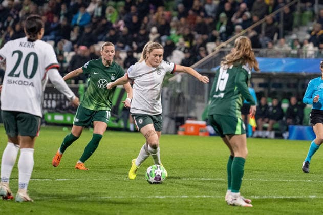 Deutschland, Fussball, UEFA, Womens Champions League, 6. Spieltag 2025 2026: VfL Wolfsburg - Chelsea FC am 17.12. in Wolfsburg (AOK-Stadion): Erin Cuthbert (Chelsea FC 8) Alexandra Popp (VfL Wolfsburg 11) Janou Levels (VfL Wolfsburg 15) Copyright: xSvenxHeidmannx