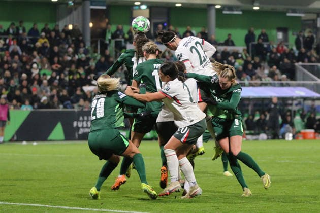 17.12.2025 Fußball Frauen 2025 2026 UEFA Womens Champions League 6. Spieltag VfL Wolfsburg - Chelsea FC AOK Stadion Wolfsburg Kopfball von Lucy Bronze (Chelsea, 22, weiß). Wolfsburg Niedersachsen Deutschland
