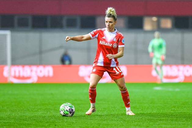 Linda Dallmann (10 FC Bayern) in Aktion beim UEFA Womens Champions League Spiel FC Bayern München - Valerenga IF am 17.12.2025. München FC Bayern Campus Bayern Deutschland