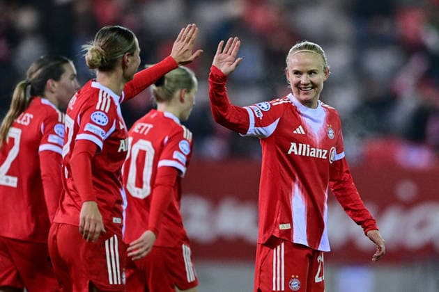 v.li.: Klara BUEHL (FC Bayern, FCB, 17) und Torschuetzin Pernille HARDER (FC Bayern, FCB, 21) mit Torjubel, Jubel, Torjubel, Torerfolg, celebrate the goal, goal, celebration, Jubel ueber das Tor zum 3:0, optimistisch, Action, Aktion, 17.12.2025, München (Deutschland), Fussball, UEFA Womens Champions League, Ligaphase 6. Spieltag, FC Bayern München - Valerenga IF