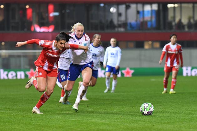 Jovana Damnjanovic (9 Bayern) und Sara Horte (2 Valerenga) in Aktion beim UEFA Womens Champions League Spiel FC Bayern München - Valerenga IF am 17.12.2025. München FC Bayern Campus Bayern Deutschland