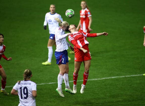 Fussball, Frauen, Frauen Champions League, 3.Spieltag, Saison 2025 2026, FC Bayern München - Valerengal, Valerenga, Campus Sara Horte (Valerenga) (li.) mit Jovana Damnjanovic (FC Bayern München) (re.) im Zweikampf um den Ball, Luftkampf, Kopfball