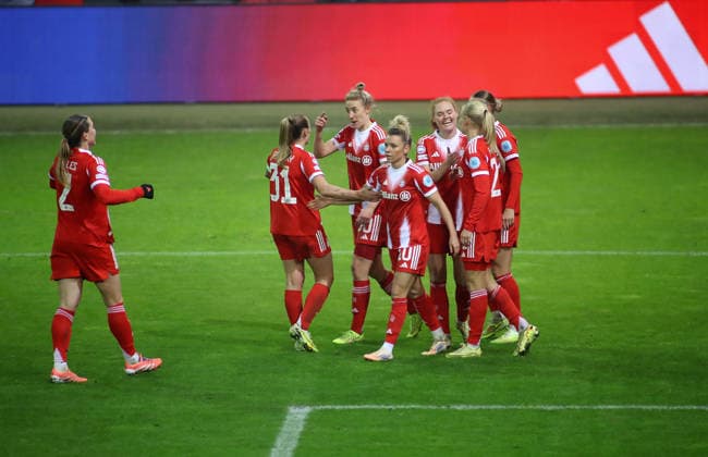 Fussball, Frauen, Frauen Champions League, 3.Spieltag, Saison 2025 2026, FC Bayern München - Valerengal, Valerenga, Campus 3:0 durch Pernille Harder (FC Bayern München) Tor, Jubel, Jubeltraube