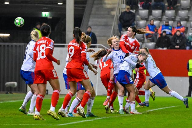 Vanessa GILLES (FC Bayern, FCB, 2) steigt nach einem Eckball am höchsten und köpft auf das Tor, 17.12.2025, München (Deutschland), Fussball, UEFA Womens Champions League, Ligaphase 6. Spieltag, FC Bayern München - Valerenga IF