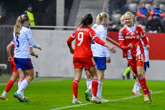 v.li.: Jovana DAMNJANOVIC (FC Bayern, FCB, 9) und Torschuetzin Pernille HARDER (FC Bayern, FCB, 21) mit Torjubel, Jubel, Torjubel, Torerfolg, celebrate the goal, goal, celebration, Jubel ueber das Tor zum 3:0, optimistisch, Action, Aktion, Spielerinnen von Valerenga enttaeuscht schauend, Enttaeuschung, Frustration, disappointed, pessimistisch, 17.12.2025, München (Deutschland), Fussball, UEFA Womens Champions League, Ligaphase 6. Spieltag, FC Bayern München - Valerenga IF