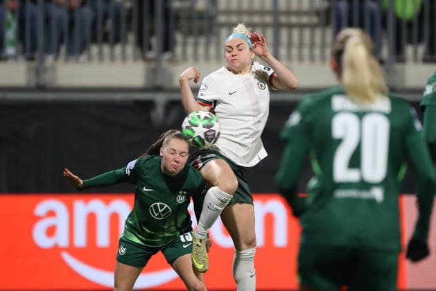 VfL vs. Chelsea, CL Frauen Wolfsburg, 17.12.2025, FUßBALL - VfL Wolfsburg vs. FC Chelsea, Champions League Frauen, Saison 2025 26. Janou Levels (VfL Wolfsburg), Ellie Carpenter (Chelsea) Wolfsburg