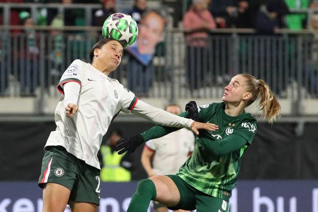 VfL vs. Chelsea, CL Frauen Wolfsburg, 17.12.2025, FUßBALL - VfL Wolfsburg vs. FC Chelsea, Champions League Frauen, Saison 2025 26. Lucy Bronze (Chelsea), Janina Minge (VfL Wolfsburg) Wolfsburg