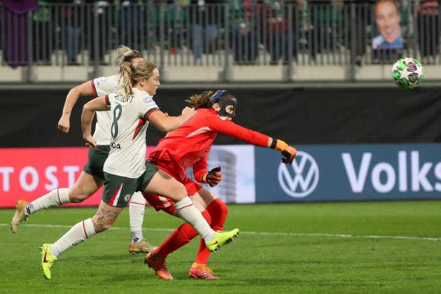 VfL vs. Chelsea, CL Frauen Wolfsburg, 17.12.2025, FUßBALL - VfL Wolfsburg vs. FC Chelsea, Champions League Frauen, Saison 2025 26. Erin Cuthbert (Chelsea), Torfrau Stina Johannes (VfL Wolfsburg) Wolfsburg