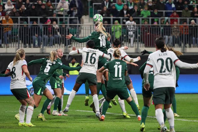 VfL vs. Chelsea, CL Frauen Wolfsburg, 17.12.2025, FUßBALL - VfL Wolfsburg vs. FC Chelsea, Champions League Frauen, Saison 2025 26. Camilla Küver (VfL Wolfsburg), Naomi Girma (Chelsea), Alexandra Popp (VfL Wolfsburg) Wolfsburg