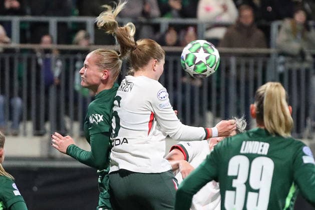 VfL vs. Chelsea, CL Frauen Wolfsburg, 17.12.2025, FUßBALL - VfL Wolfsburg vs. FC Chelsea, Champions League Frauen, Saison 2025 26. Camilla Küver (VfL Wolfsburg), Sjoeke Nüsken (Chelsea) Wolfsburg