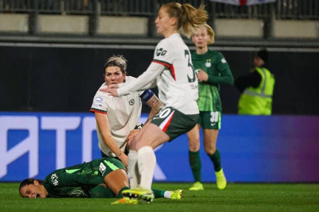 Wolfsburg, Deutschland 17. Dezember 2025: Champions League - Frauen - 2025 2026 - VfL Wolfsburg vs. FC Chelsea Im Bild: v.li. die Zweite Millie Bright (FC Chelsea) verletzt Kessya Bussy (VfL) im Zweikampf Volkswagen Arena Niedersachsen Copyright: xFotostandx xFantinix