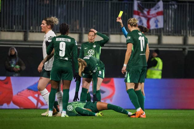 Wolfsburg, Deutschland 17. Dezember 2025: Champions League - Frauen - 2025 2026 - VfL Wolfsburg vs. FC Chelsea Im Bild: v.li. Â Millie Bright (FC Chelsea) verletzt Kessya Bussy (VfL) im Zweikampf und sieht die gelbe Karte Volkswagen Arena Niedersachsen Copyright: xFotostandx xFantinix
