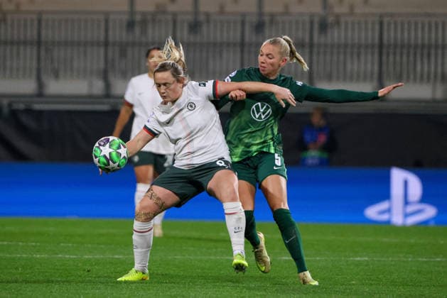 Wolfsburg, Deutschland 17. Dezember 2025: Champions League - Frauen - 2025 2026 - VfL Wolfsburg vs. FC Chelsea Im Bild: v.li. im Zweikampf Erin Cuthbert (FC Chelsea) und Ella Peddemors (VfL) Volkswagen Arena Niedersachsen Copyright: xFotostandx xFantinix