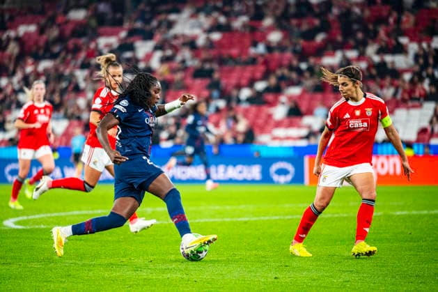 December 17, 2025, Lisbon, Lisbon, Portugal: Anais Ebayilin of PSG in control of the ball in another attack, during the UEFA Women s champions league, between SL Benfica vs PSG at Luz Stadium, Lisbon, on december 17th, 2025 Lisbon Portugal - ZUMAr200 20251217_zsp_r200_024 Copyright: xNunoxReisinhox