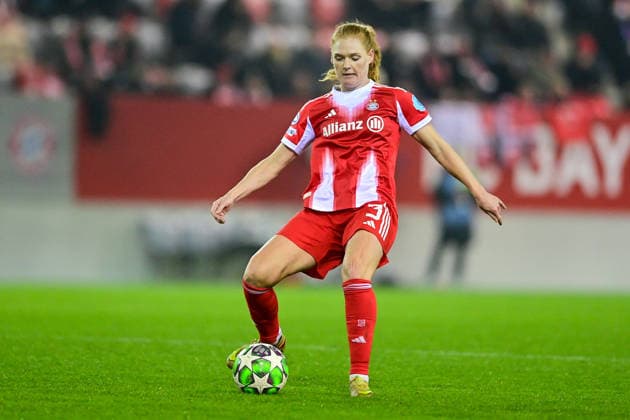 Stine Ballisager PEDERSEN (FC Bayern, FCB, 3) am Ball, Freisteller, Ganzkörper, Einzelbild, Aktion, Action, 17.12.2025, München (Deutschland), Fussball, UEFA Womens Champions League, Ligaphase 6. Spieltag, FC Bayern München - Valerenga IF