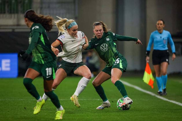 Wolfsburg, Deutschland 17. Dezember 2025: Champions League - Frauen - 2025 2026 - VfL Wolfsburg vs. FC Chelsea Im Bild: v.li. im Zweikampf Ellie Carpenter (FC Chelsea) und Janou Levels (VfL) Volkswagen Arena Niedersachsen Copyright: xFotostandx xFantinix