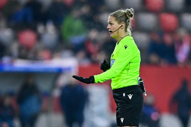Desiree Blanco (Schiedsrichterin, Referee) gibt Anweisungen, gestikuliert, mit den Armen gestikulieren, gives instructions, gesticulate, Einzelbild, Aktion, Action, 17.12.2025, München (Deutschland), Fussball, UEFA Womens Champions League, Ligaphase 6. Spieltag, FC Bayern München - Valerenga IF