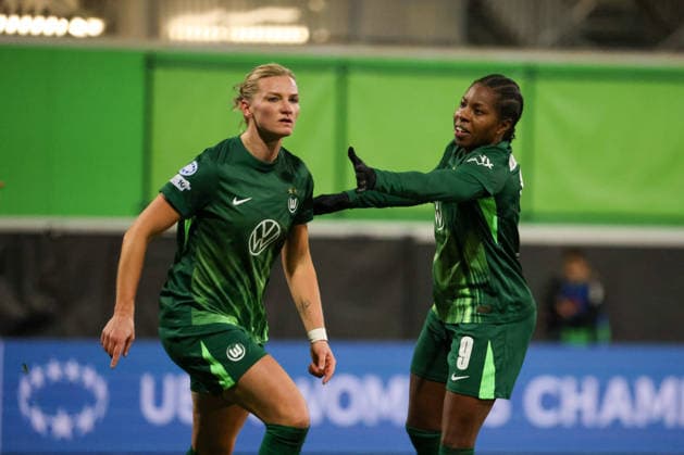 Wolfsburg, Deutschland 17. Dezember 2025: Champions League - Frauen - 2025 2026 - VfL Wolfsburg vs. FC Chelsea Im Bild: v.li. Torschützin Alexandra Popp (VfL) macht das Tor zum 1:0 für Wolfsburg und jubelt mit Lineth Beerensteyn (VfL) Volkswagen Arena Niedersachsen Copyright: xFotostandx xFantinix