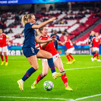 December 17, 2025, Lisbon, Lisbon, Portugal: Froya Brennskag Dorsin of PSG9 and Nycole Raysla of Benfica battle for possession of the ball, during the UEFA Women s champions league, between SL Benfica vs PSG at Luz Stadium, Lisbon, on december 17th, 2025 Lisbon Portugal - ZUMAr200 20251217_zsp_r200_026 Copyright: xNunoxReisinhox