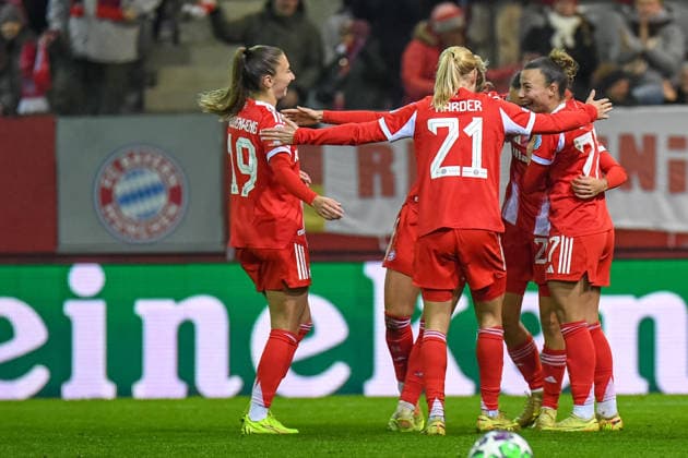 Katharina Naschenweng (19 FC Bayern) , Pernille Harder (21 Bayern) , Klara Bühl (17 FC Bayern) und Arianna Caruso (27 Bayern) jubel über das Tor zum 4-0 beim UEFA Womens Champions League Spiel FC Bayern München - Valerenga IF am 17.12.2025. München FC Bayern Campus Bayern Deutschland